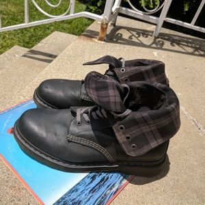 Dr. Marten Bart 10-Eye Boot Plaid interior.